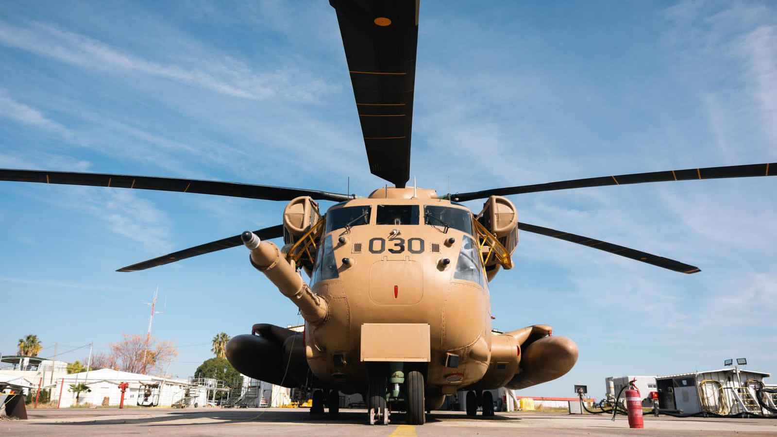 3 مروحيات إسرائيلية تستعد لنقل المختطفات العائدات من غزة (صور)