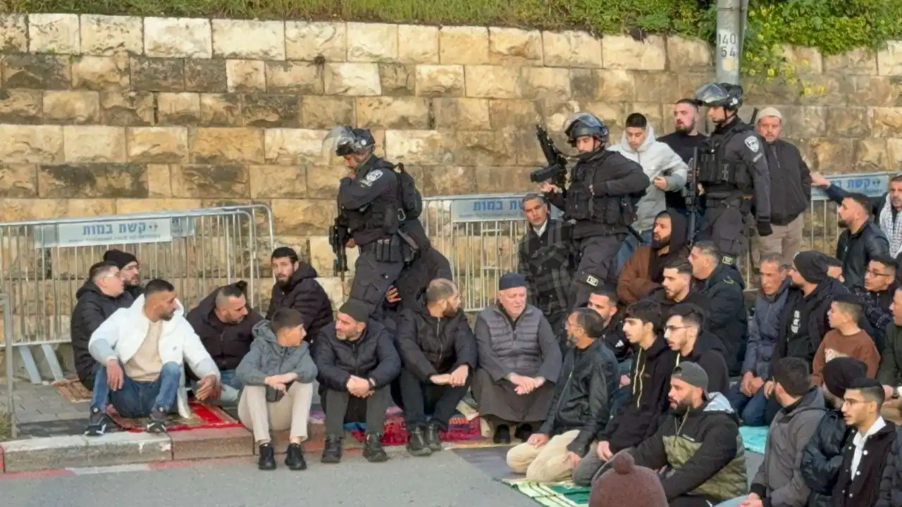 جمع من المصلين خارج الأقصى