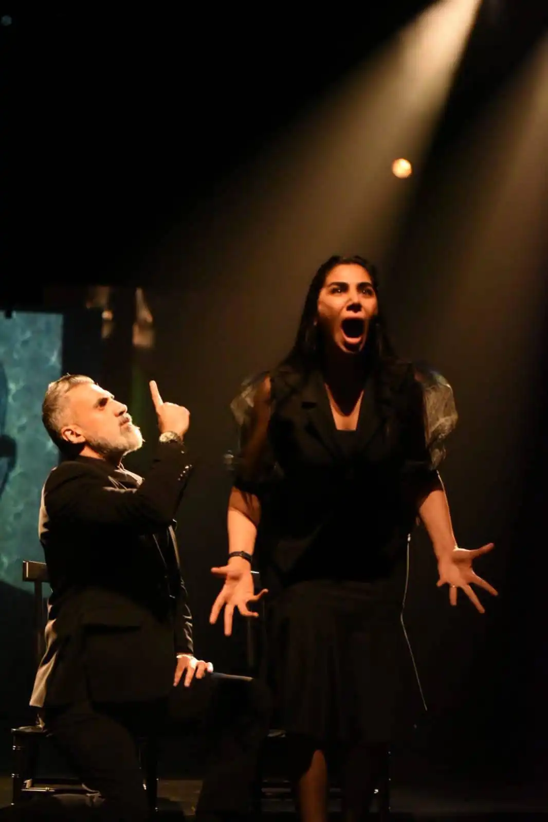 من مسرحية مأتم السد الوالد