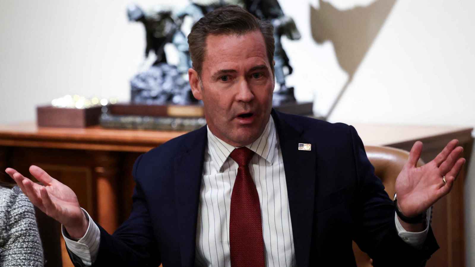 ترامب يحمّل والتز مسؤولية تسريبات "سيغنال" ويبرئ هيغسيت