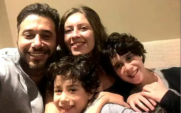 أحمد السعدني مع زوجته الراحله وابنيه