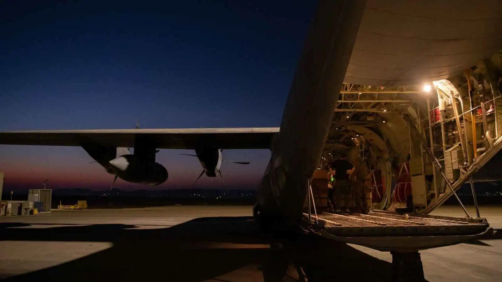 "إدارة للتجويع".. حماس تعلق على إنزال المساعدات الإسرائيلية جوا