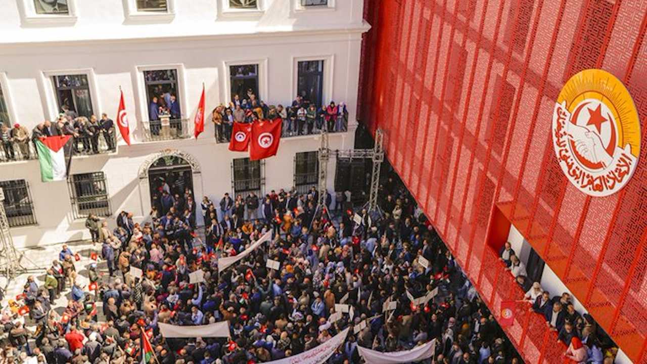 تونس.. آلاف المتظاهرين يحتجون دفاعاً عن "الحق النقابي والحريات العامة" (فيديو)