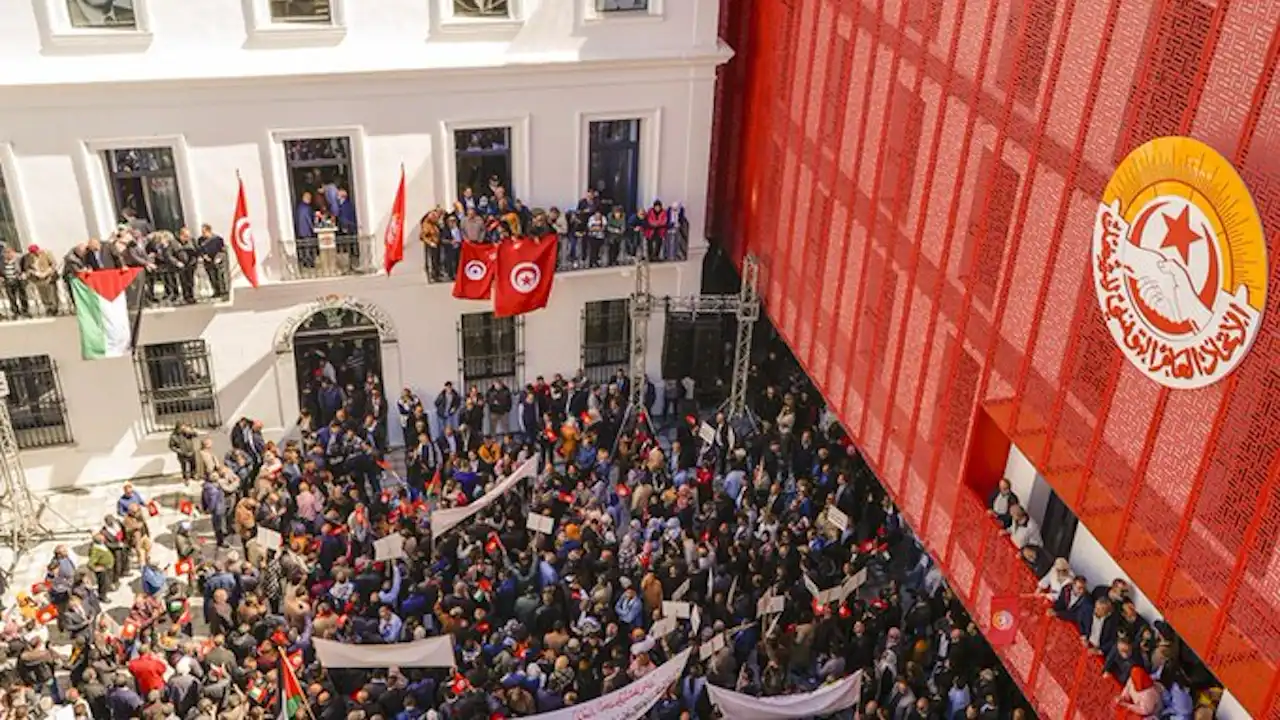 تونس.. آلاف المتظاهرين يحتجون دفاعاً عن "الحق النقابي والحريات العامة" (فيديو)