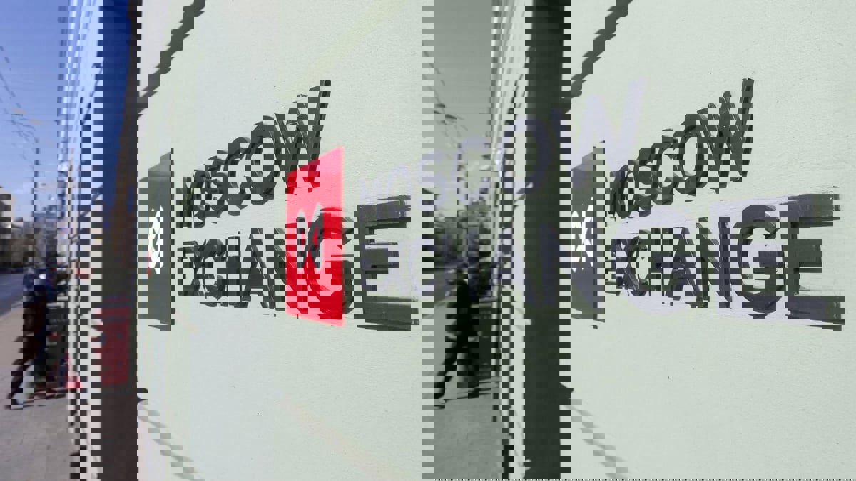 "استفتاءات أوكرانيا" تخفض بورصة موسكو 9%