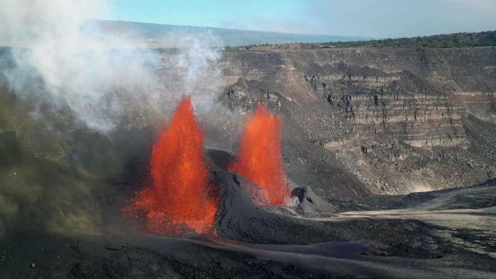بركان كيلويا في هاواي يقذف حممًا بركانية بارتفاع 460 مترًا (فيديو)