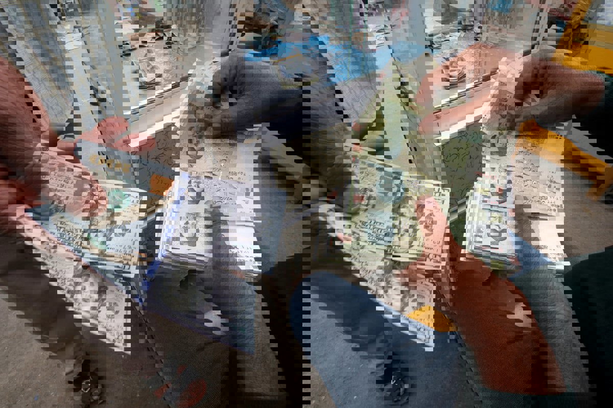 ثبات الدولار دون أعلى مستوى له في 3 أشهر