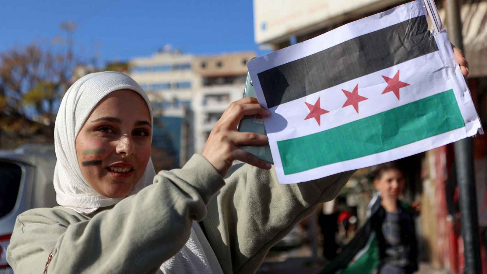 من الاستقلال إلى الإطاحة بالأسد.. تعرف على تاريخ علم سوريا الجديد