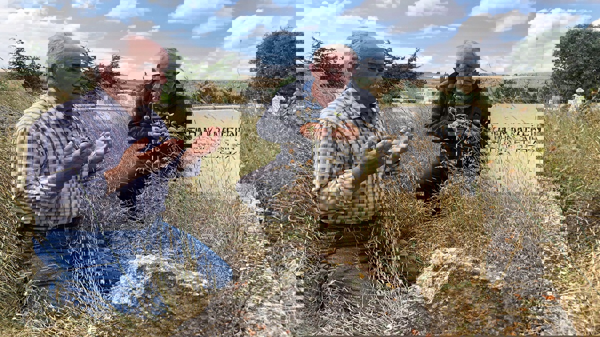 من أمام قبر أحد أجداده.. أتراك يأملون من جونسون الحنين لأصول عائلته (صور)