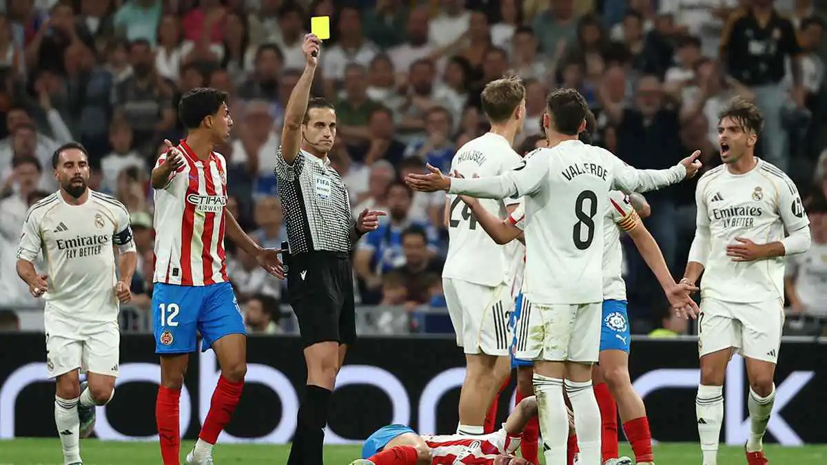 مجرد مسرحية.. قناة ريال مدريد تشن هجومًا عنيفًا على التحكيم الإسباني