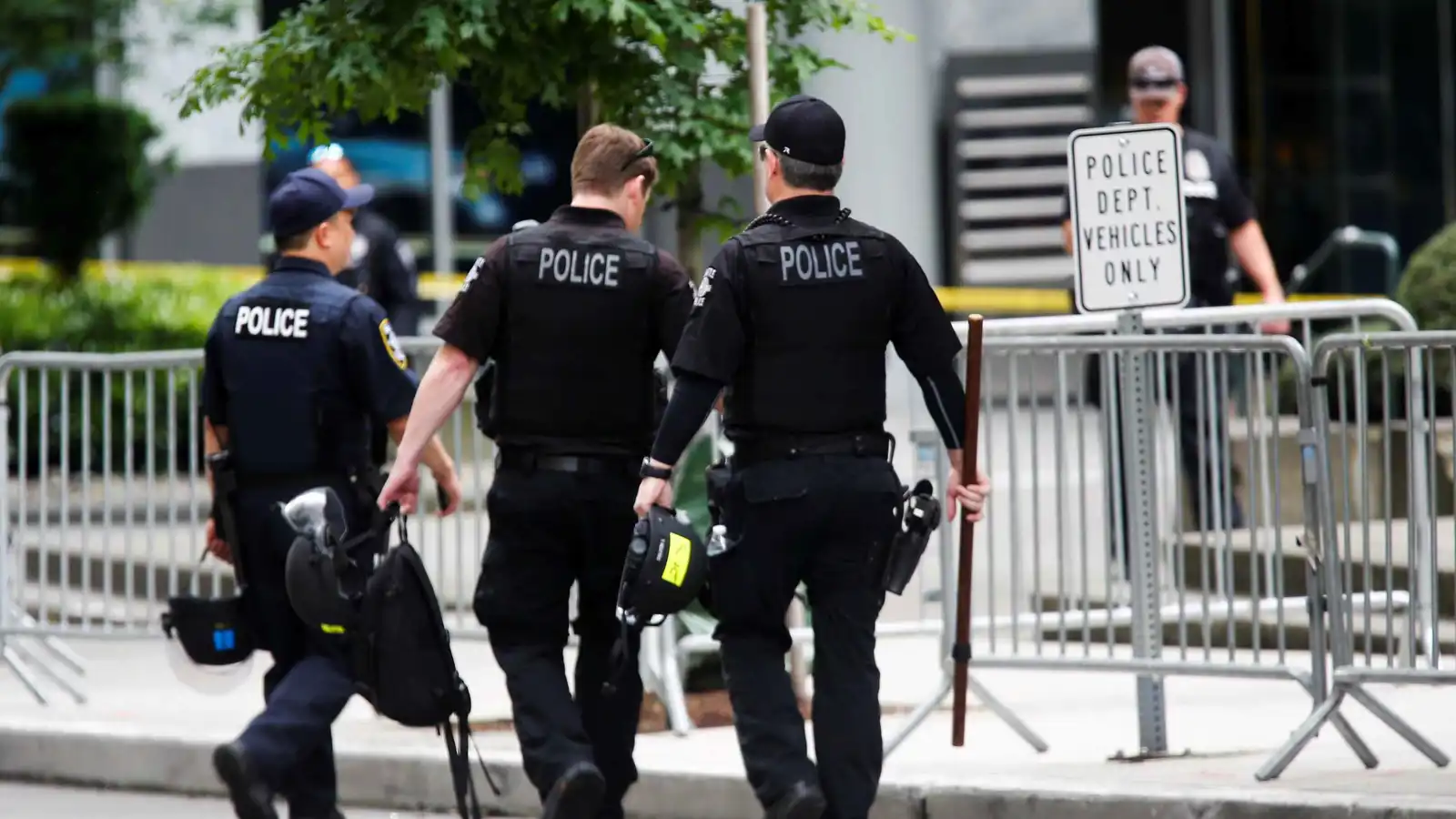 رجل يطعن 3 مسنين بـ"ساطور" قبل مقتله (فيديو)