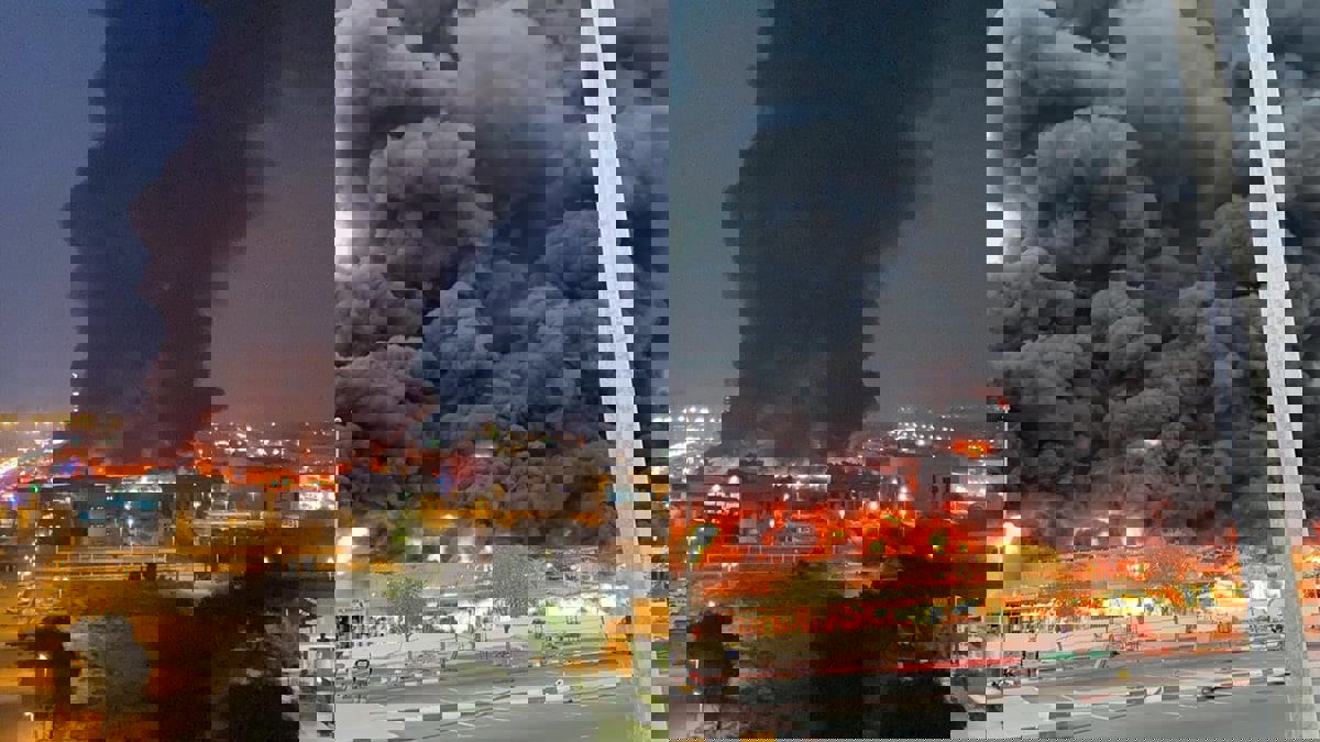 ما سبب كثافة النيران بحريق سوق عجمان في الإمارات؟