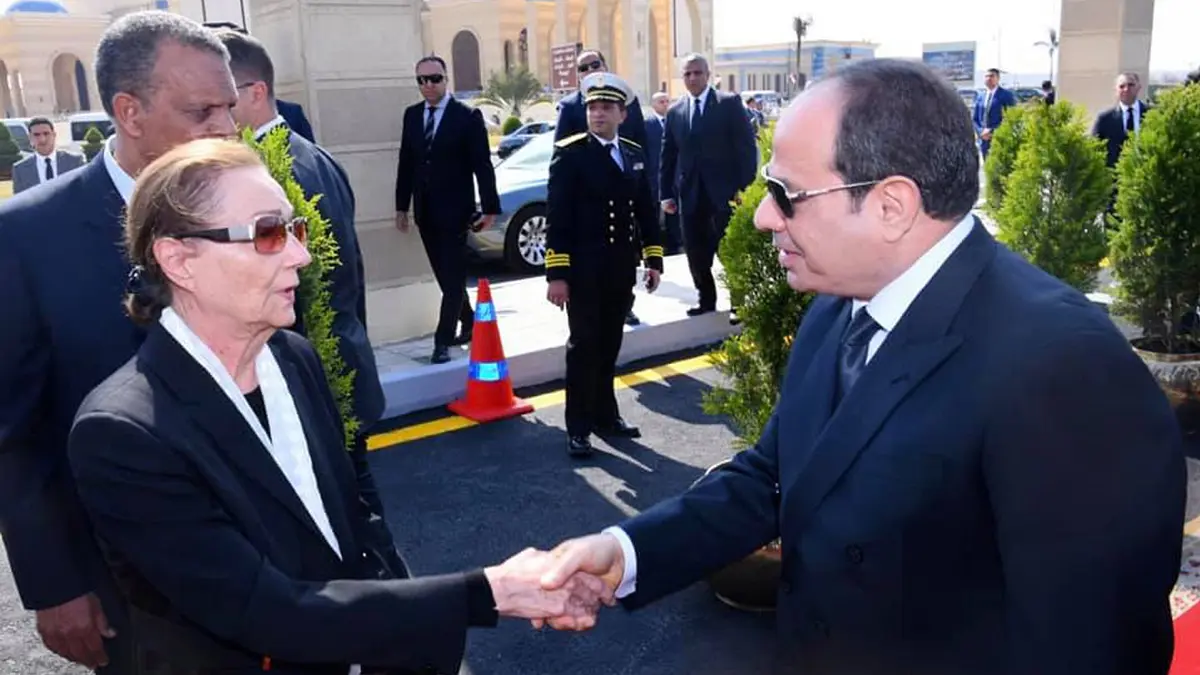 سوزان مبارك تتعرض لوعكة صحية وتغادر عزاء الرئيس الراحل