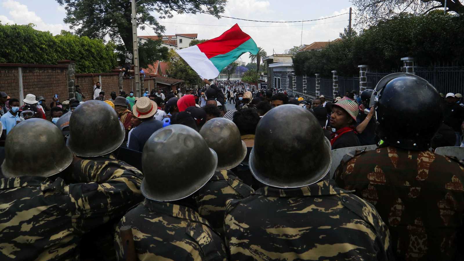 لأول مرة منذ بدء احتجاجات مدغشقر.. متظاهرون "تحت حراسة عسكرية" (فيديو)