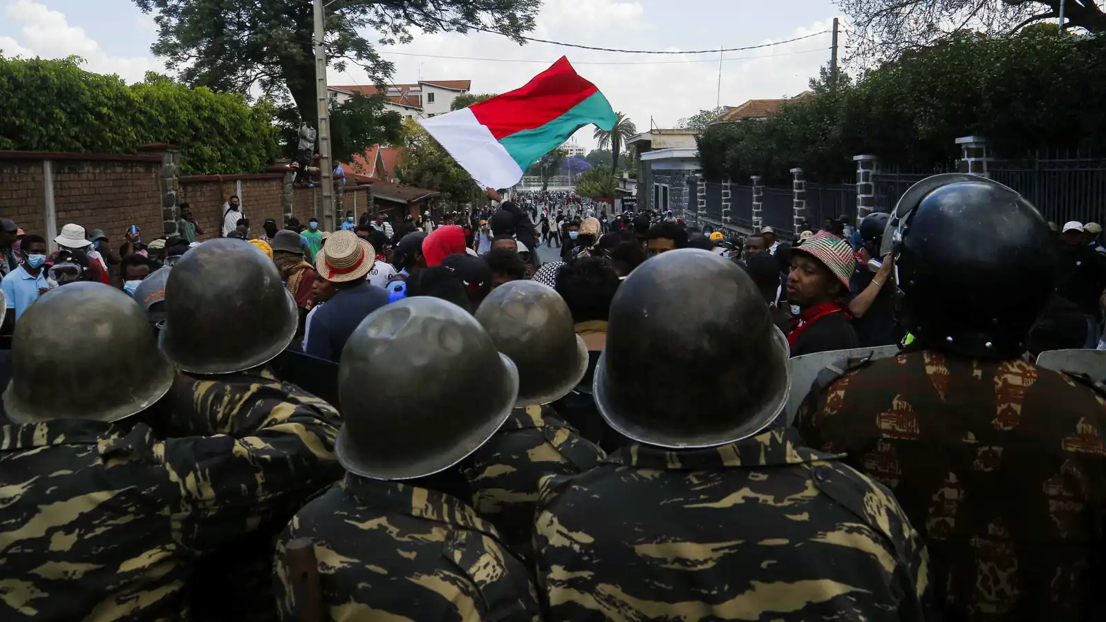 لأول مرة منذ بدء احتجاجات مدغشقر.. متظاهرون "تحت حراسة عسكرية" (فيديو)