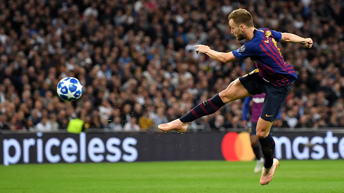 إيفان راكيتيتش مفتاح نادي برشلونة لخطف مدافع إشبيلية