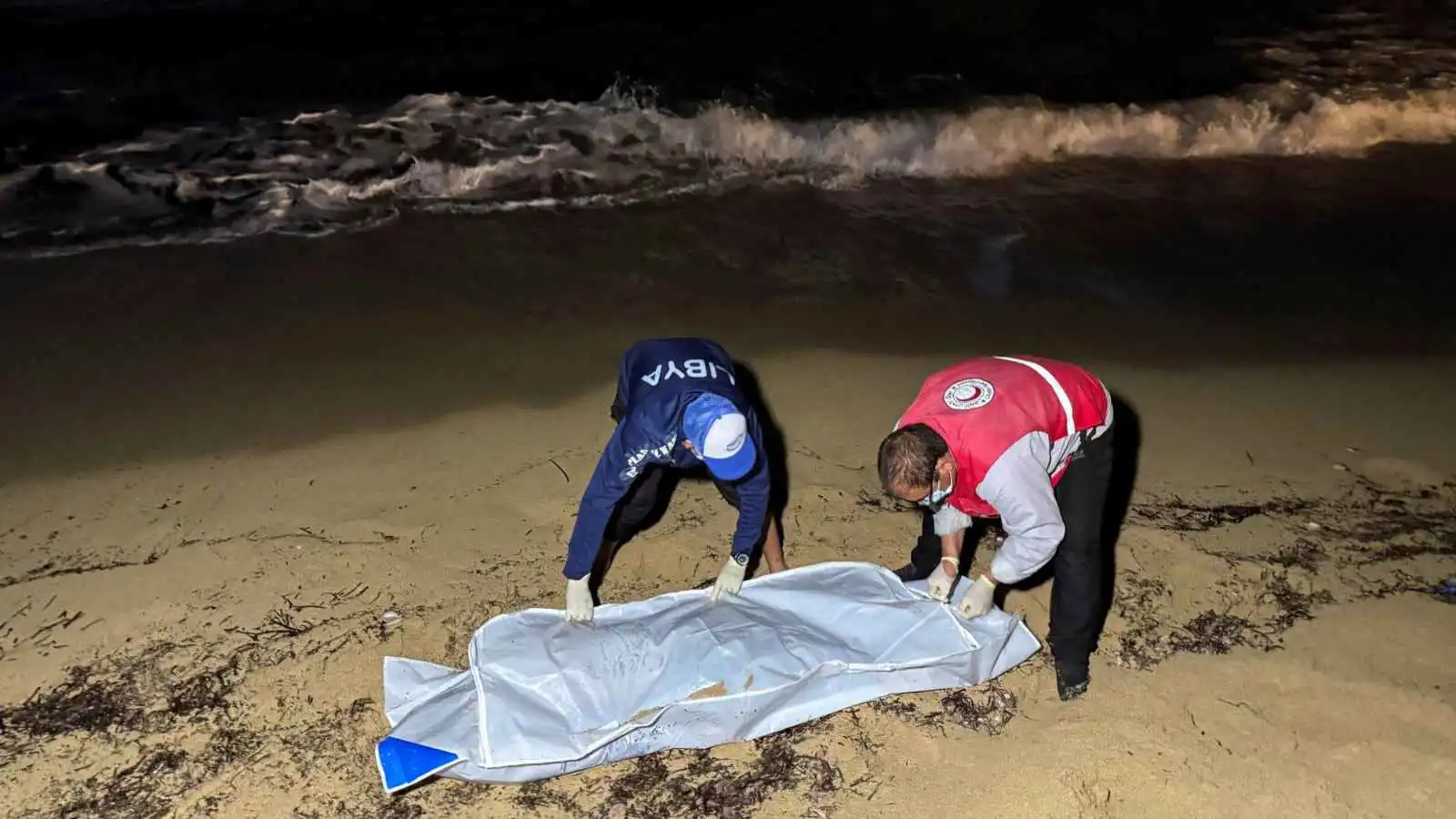 العثور على جثث 5 مهاجرين قرب شاطئ ليبي