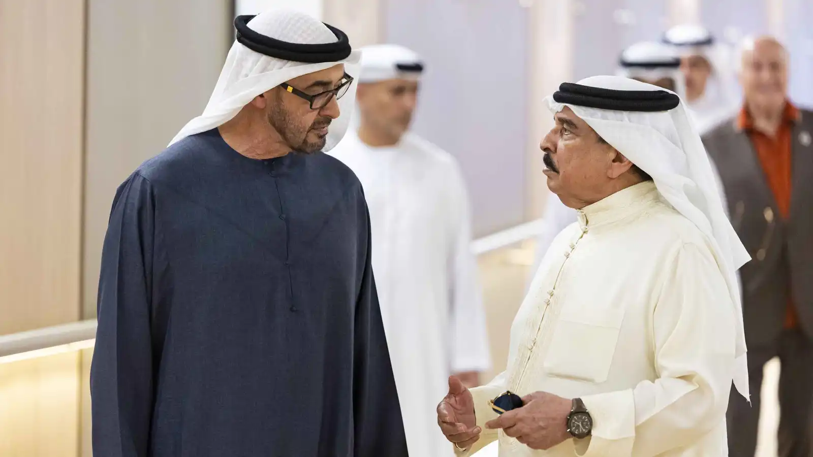 الرئيس الإماراتي يصل البحرين والملك حمد بن عيسى في مقدمة مستقبليه