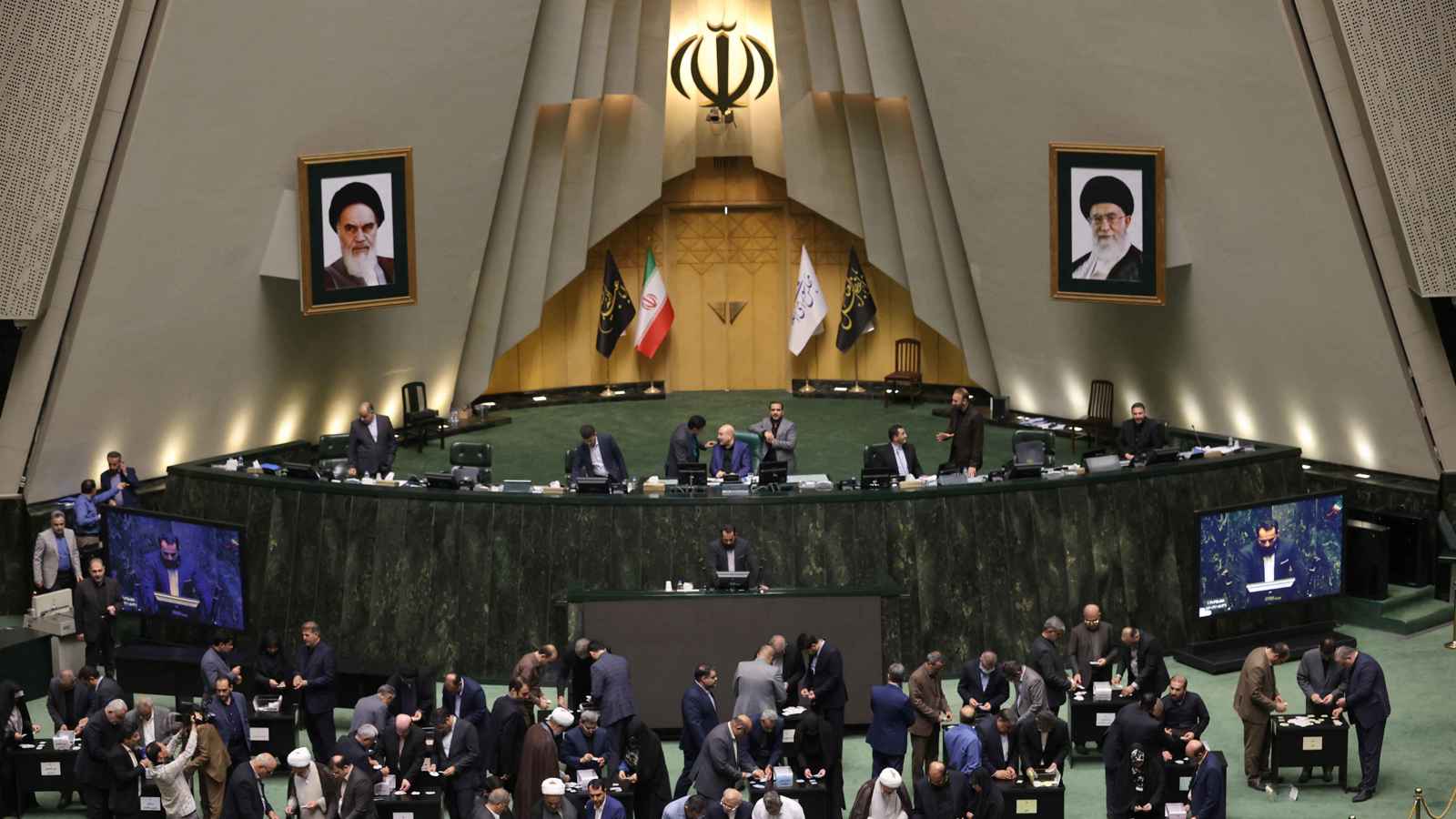 إيران.. لجنة الأمن القومي في البرلمان تعقد اجتماعا عاجلا