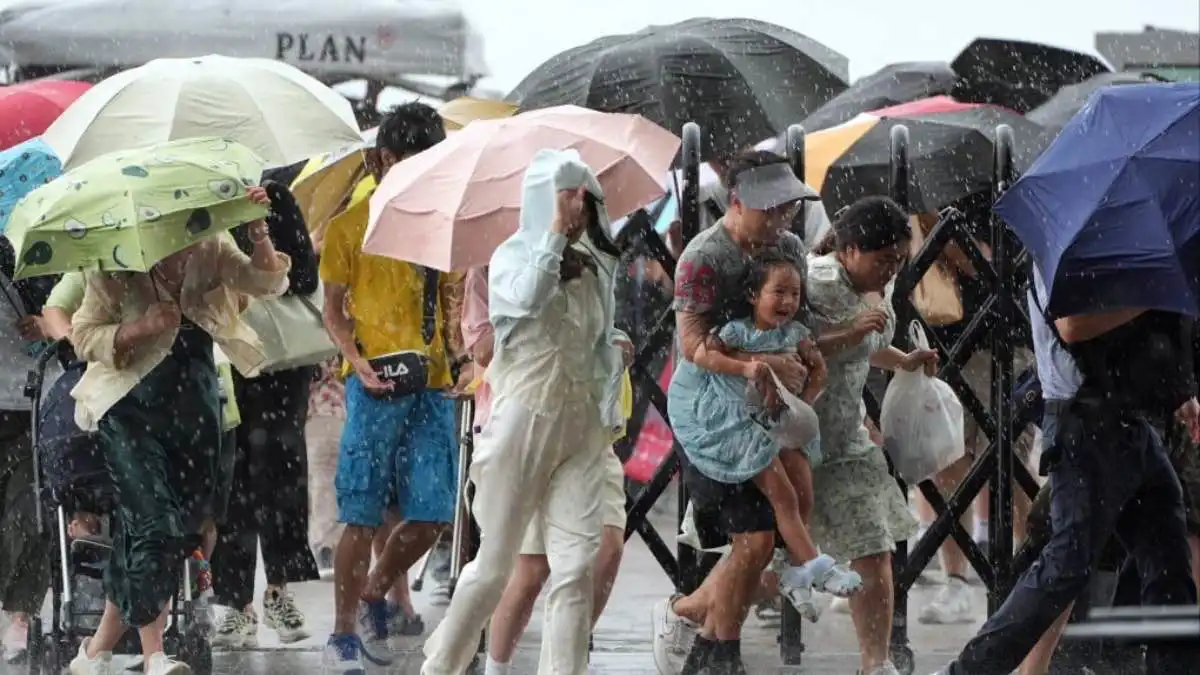 عاصفة "بودول" تعطل المدارس والمحاكم في جنوب الصين (فيديو)