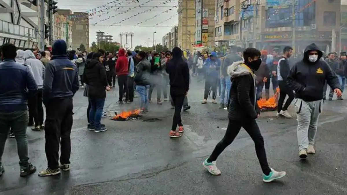 إيران تعلن القبض على 4 أجانب بحوزتهم قنابل خلال الاحتجاجات