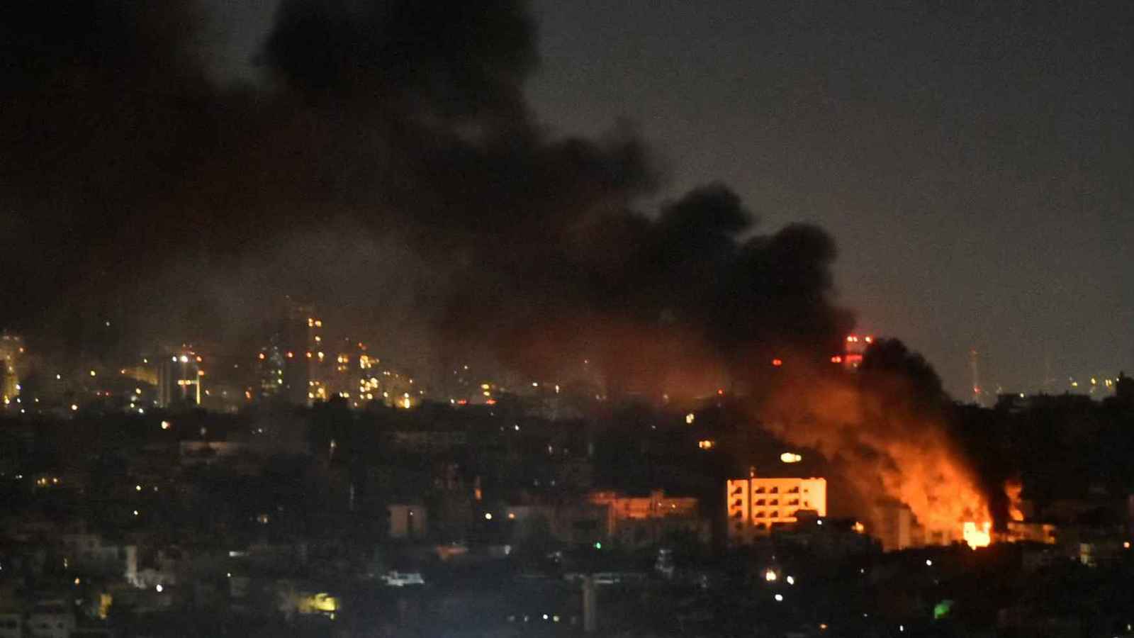 إسرائيل توسع أهدافها.. قصف مؤسسات مالية لحزب الله ومحيط مطار بيروت (فيديو)