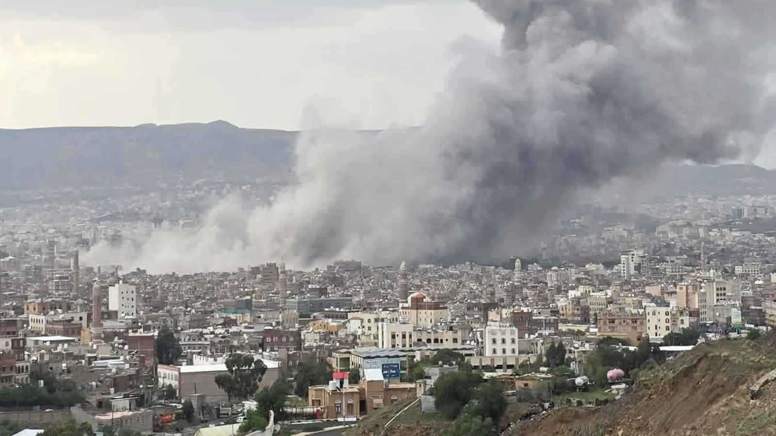 إسرائيل تستهدف "دار الرئاسة" و"وزارة الدفاع" التابعة للحوثيين في صنعاء (فيديو)