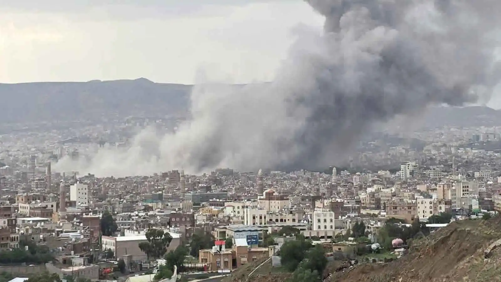 إسرائيل تستهدف "دار الرئاسة" و"وزارة الدفاع" التابعة للحوثيين في صنعاء (فيديو)
