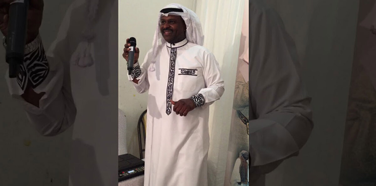 بالفيديو.. ألعاب نارية تنفجر بوجه فنان كويتي أثناء إحيائه حفلًا غنائيًا