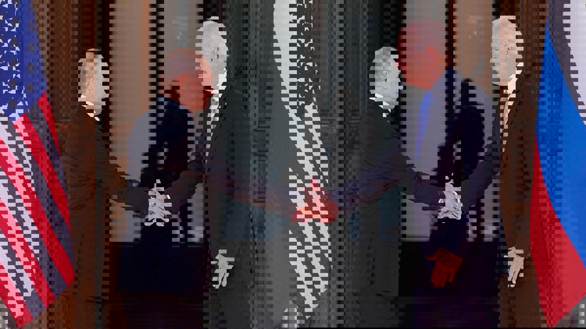 بلغة الجسد.. ماذا قالت المصافحة "التاريخية" بين بايدن وبوتين؟