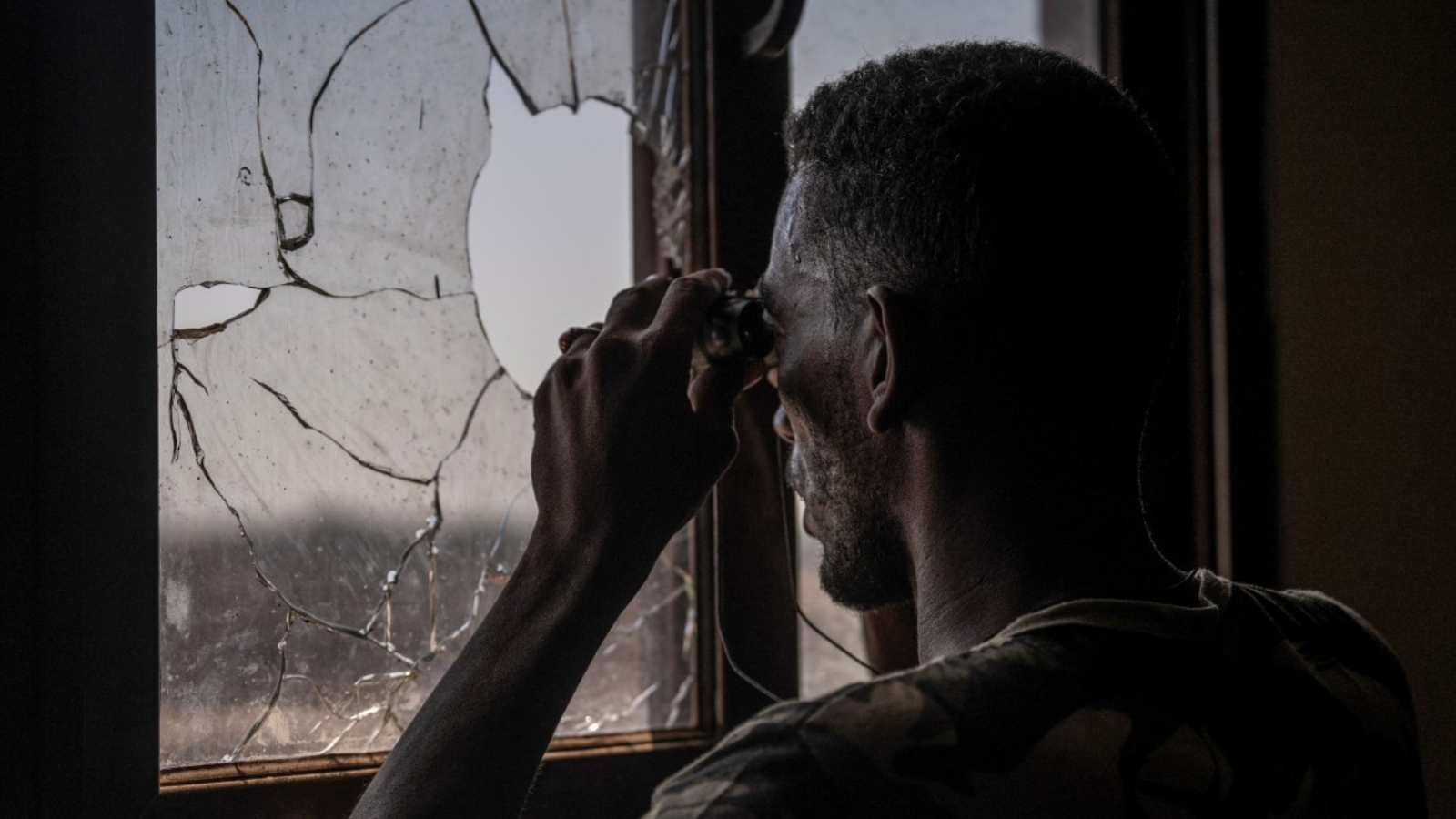 حوله حلفاء الجيش السوداني إلى "ثكنة".. مصير مجهول للنازحين في "مخيم زمزم"