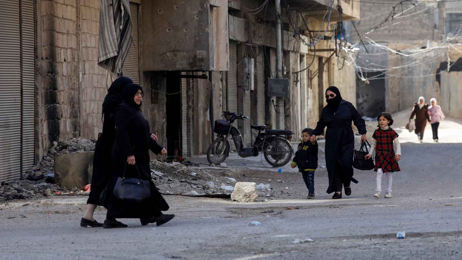 خبراء: "أياد خفية" تشعل الأوضاع في سوريا لإفشال القيادة الجديدة