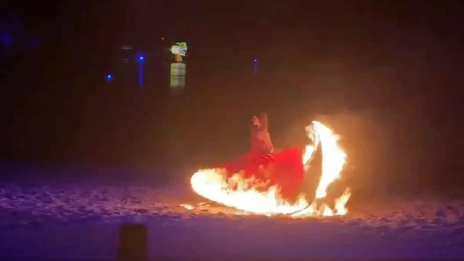 جسد راقصة يتحول إلى كرة لهب أثناء استعراض (فيديو)