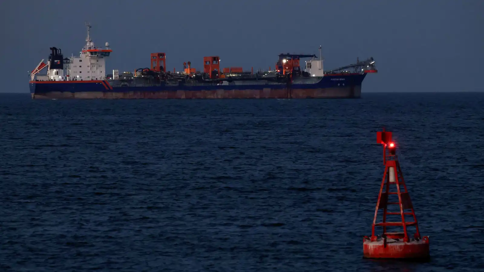 عُمان تعلن إجلاء 20 بحارا بعد استهداف سفينة قرب سواحلها