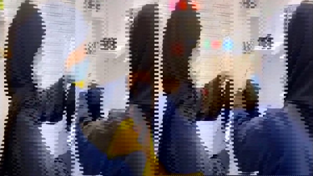 فتاة سعودية توضح حقيقة مزاولتها مهنة الحلاقة للرجال 