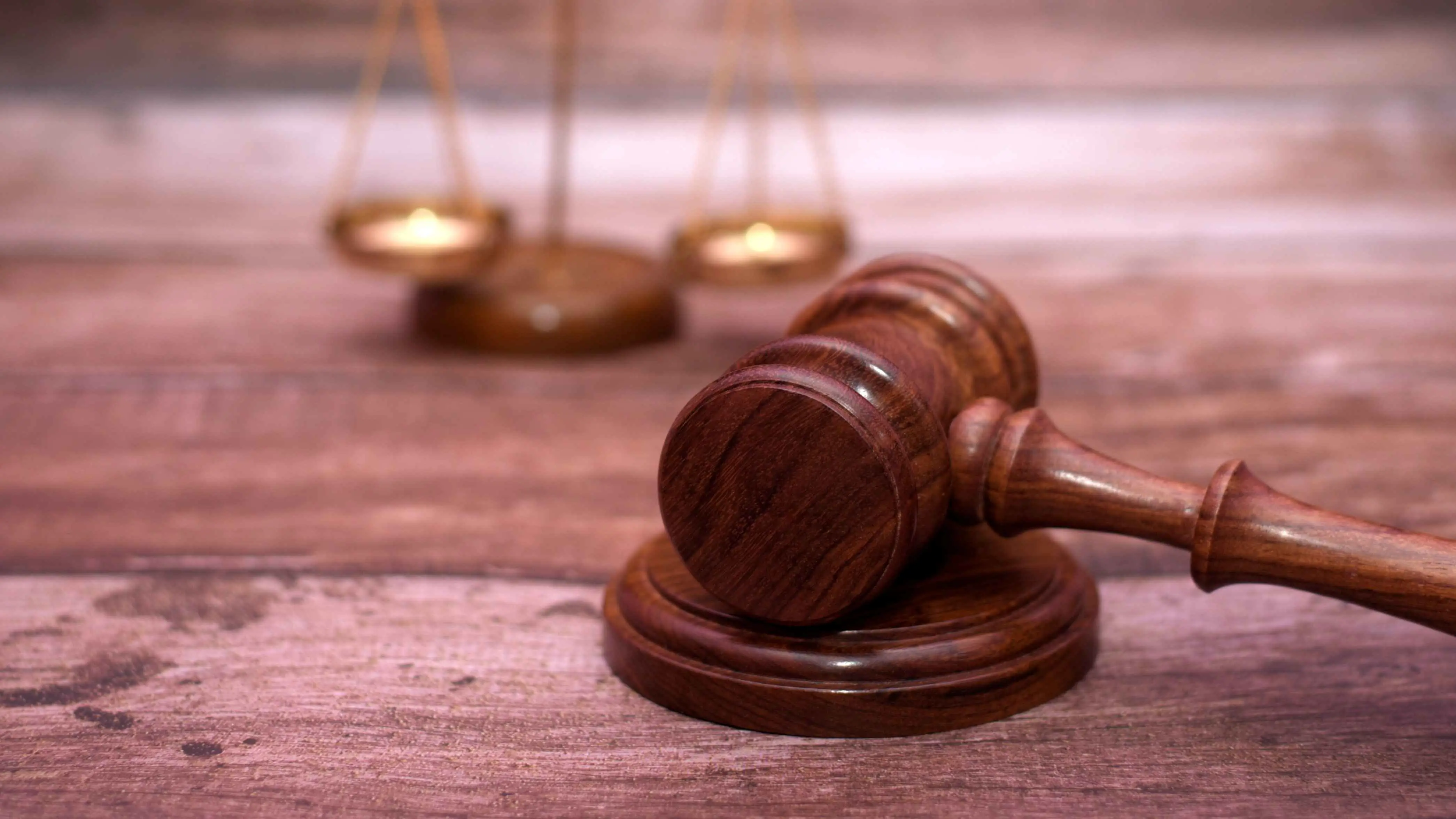 دعوى قضائية ضد مسؤول عراقي يُكثر استخدام مواقع التواصل الاجتماعي