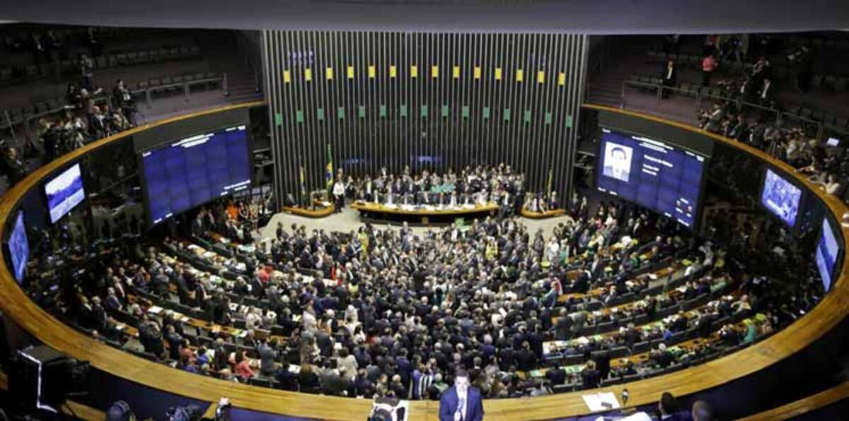 النواب البرازيلي يؤيد مساءلة روسيف تمهيدًا لعزلها