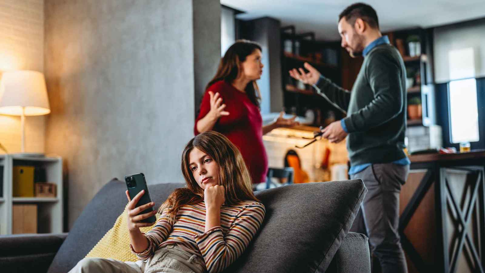 خلافات الأهل أمام الأبناء.. ضرر نفسي أم فرصة للتعليم؟