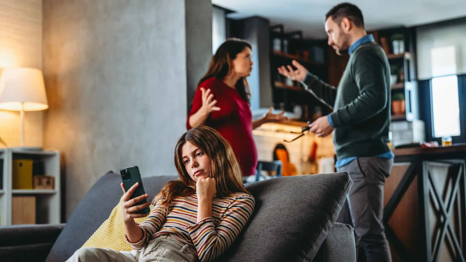 خلافات الأهل أمام الأبناء.. ضرر نفسي أم فرصة للتعليم؟