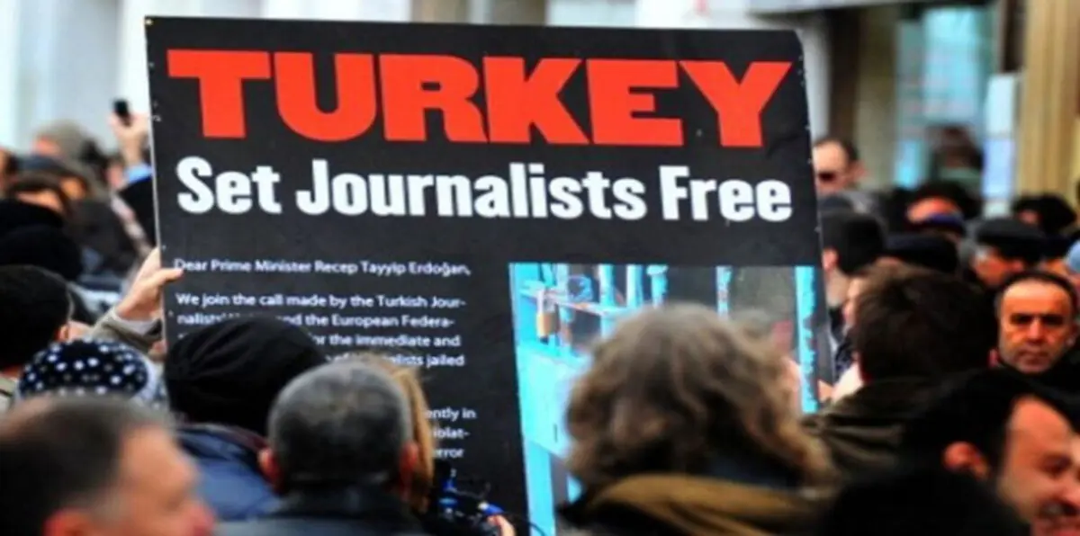 السلطات التركية تعتقل صحفيا في صحيفة حرييت