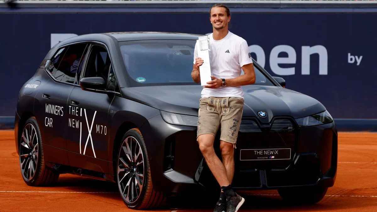 مشهد مثير.. زفيريف يتسلّم سيارة داخل الملعب بعد الفوز ببطولة ميونخ للتنس (فيديو)