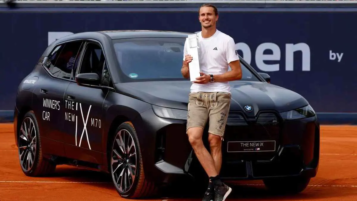 مشهد مثير.. زفيريف يتسلّم سيارة داخل الملعب بعد الفوز ببطولة ميونخ للتنس (فيديو)