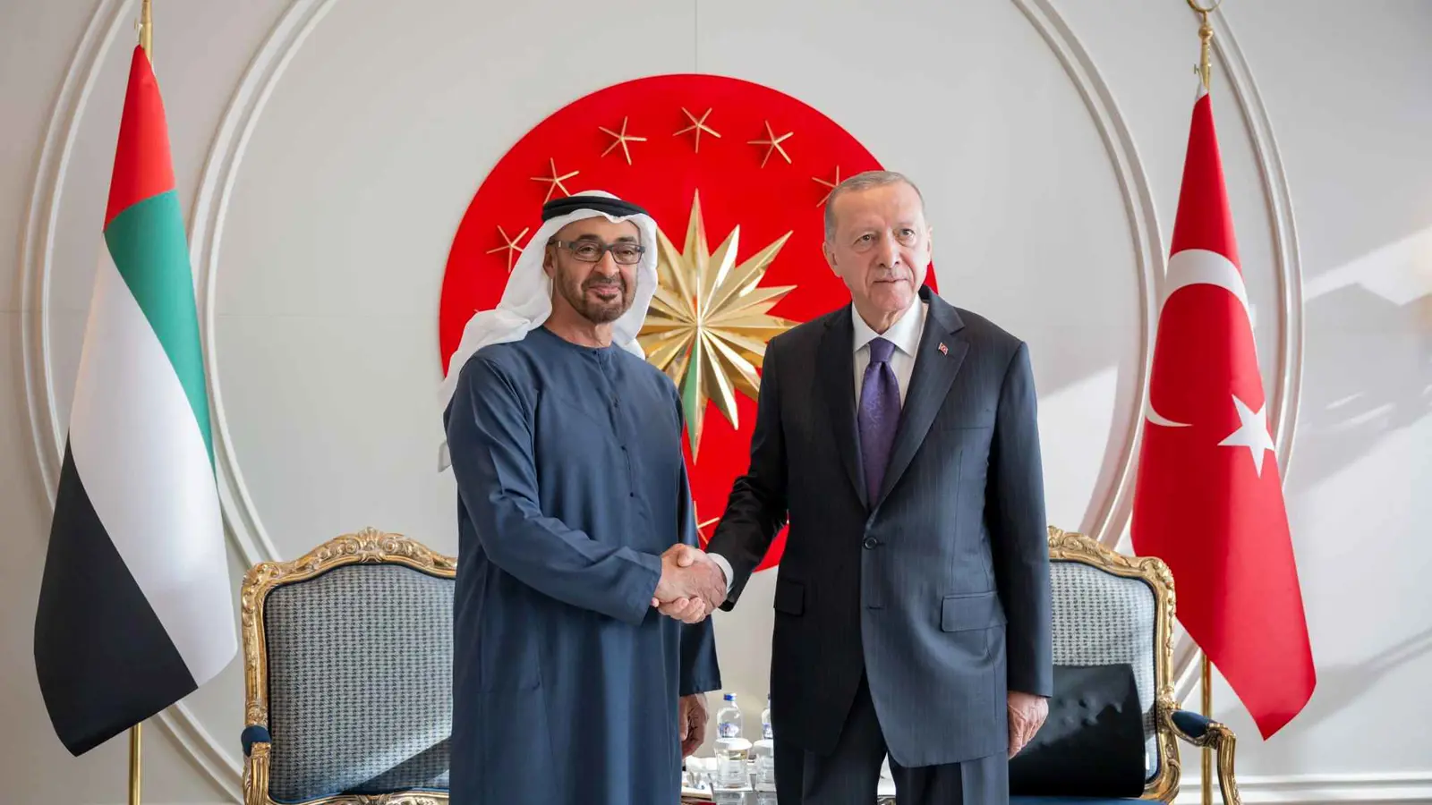 محمد بن زايد وأردوغان يبحثان هاتفيا قضايا إقليمية ودولية