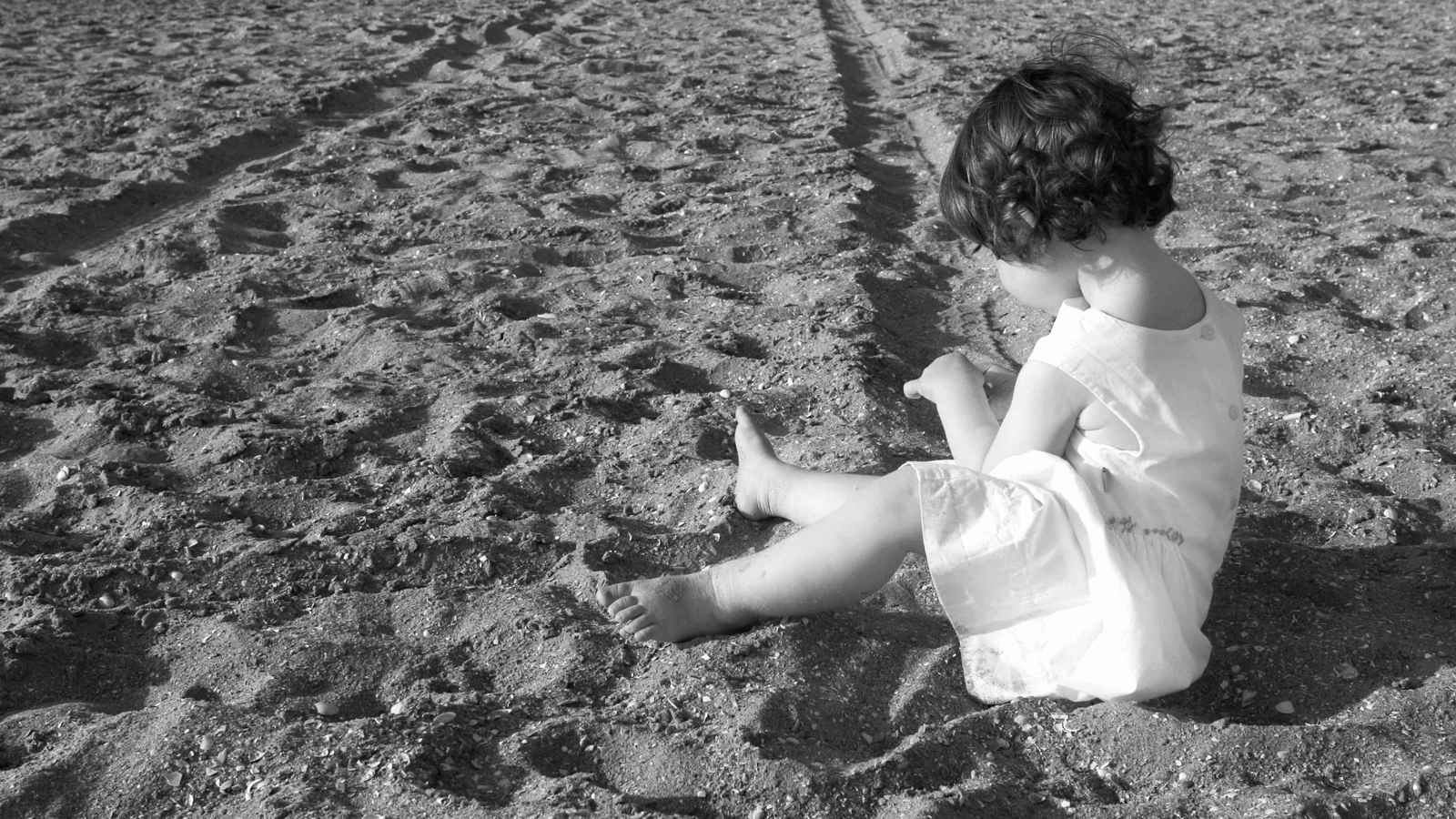 "غيثة".. مأساة طفلة على الشاطئ تشعل غضباً في المغرب