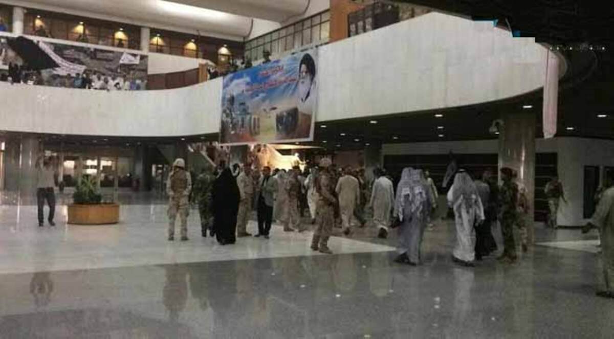 ذوو ضحايا "قاعدة سبايكر" يقتحمون البرلمان العراقي