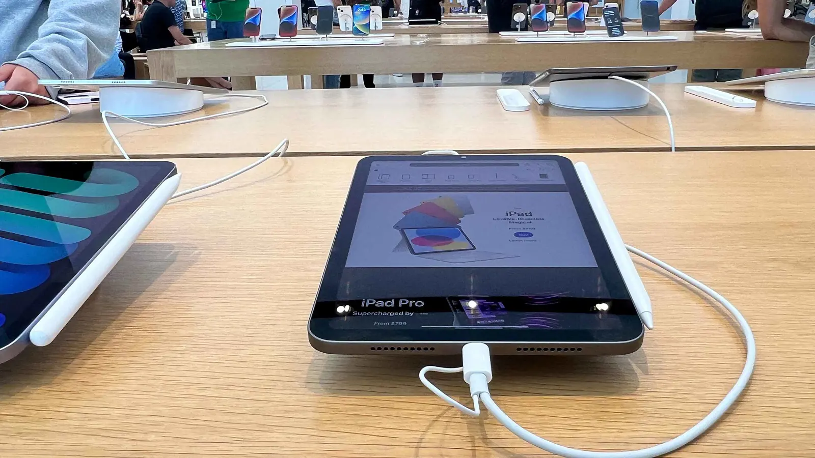 أول جهاز iPad قابل للطي من آبل‎ (صور)