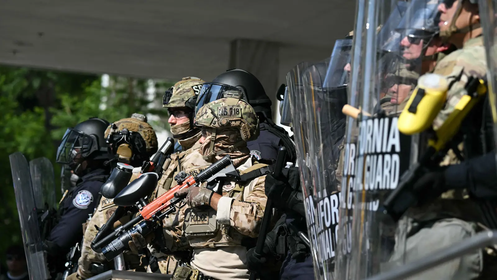 إدارة ترامب تطلب من المحكمة العليا إجازة نشر الحرس الوطني في شيكاغو