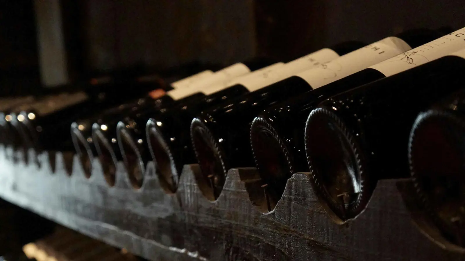 بينها نبيذ.. دبلوماسي سوري يتورط بعملية تهريب ضخمة في البرازيل