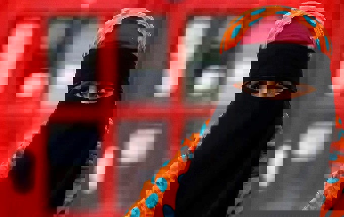 بريطانيا تلزم المسلمات المنقبات كشف وجوههن