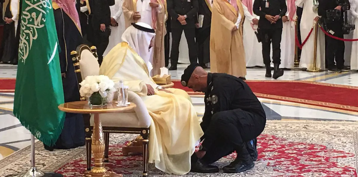 صورة للملك سلمان مع حارسه الشخصي عبدالعزيز الفغم تثير الإعلام الأمريكي